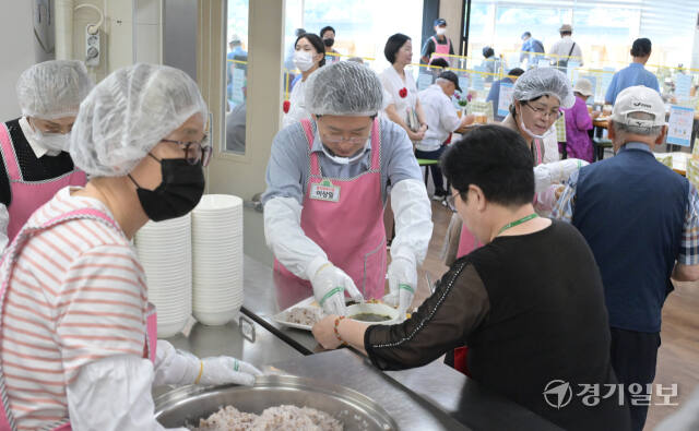 이상일 용인특례시장, 추석맞이 노인복지관 배식봉사 [포토뉴스]