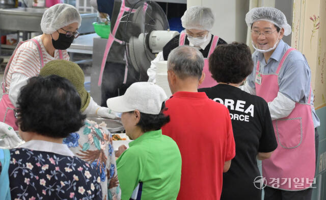 이상일 용인특례시장, 추석맞이 노인복지관 배식봉사 [포토뉴스]