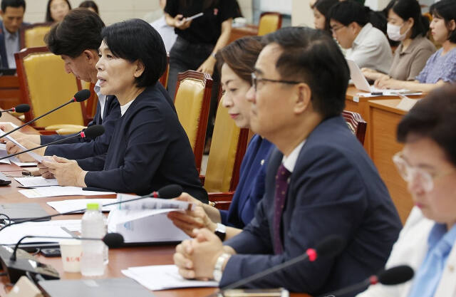 지난 5일 국회에서 '딥페이크 성범죄영상물, 어떻게 근절할 것인가'를 주제로 열린 과학기술정보방송통신위원회 토론회에서 최민희 위원장이 인사말을 하고 있다. 연합뉴스