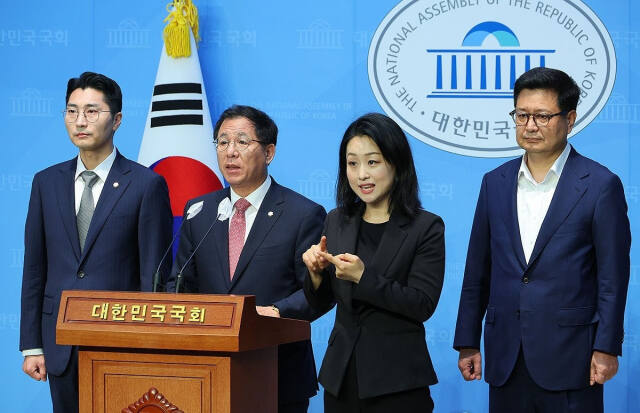 국민의힘 미디어특별위원회 위원장인 이상휘 의원이 지난 7월 1일 오전 국회 소통관에서 '방통위 2인 체제 합법성 인정 헌재 결정' 관련 기자회견을 하고 있다. 연합뉴스