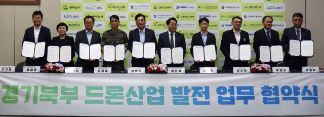 민경선 경기교통공사 사장(왼쪽 세번째)이 ‘경기북부 드론산업 발전’을 위한 업무협약을 체결한 뒤 기념 촬영을 하고 있다. 경기교통공사 제공