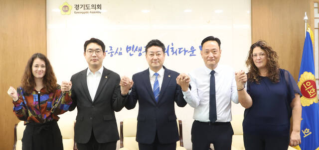 김진경 경기도의회 의장(가운데)과 문승호 경기도의원(왼쪽에서 두번째)이 입양인 및 입양인 2세와 만나 이들의 고충을 듣는 간담회를 가졌다. 경기도의회 제공.