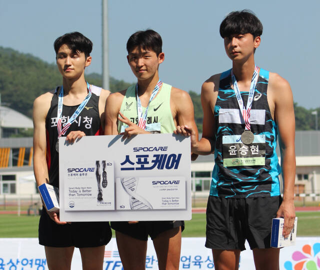 제35회 서천 KTFL 전국실업단대항육상경기대회 남자 높이뛰기에서 시즌 5관왕에 오른 김주는(가운데)이 시상식 후 기념촬영을 하고 있다.고양시청 제공