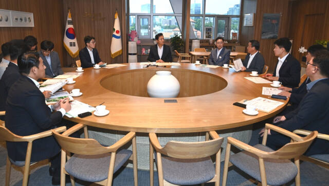 강수현 양주시장(오른쪽)과 안기영 국민의힘 당협위원장, 이영주 도의원, 동달근교통안전국장 등은 지난 9일 서울시를 방문, 오세훈 시장과 만나 양주37번 버스 서울역 운행 등 현안을 협의했다. 양주시 제공