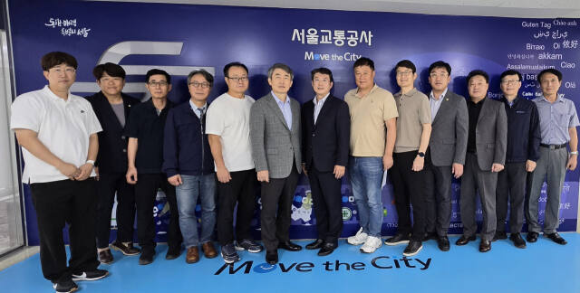 국민의힘 하남을 당원협의회 이창근 위원장 등 관계자들이 서울교통공사 백호 시장을 만나 지하철 5호선 출퇴근 시간대 증차를 요구한 뒤 기념촬영하고 있다. 박선미 하남시의원 제공