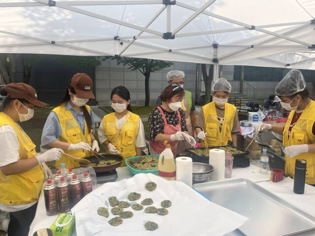 10일 양주시 문화예술회관에서 지역 독거노인을 위한 전 만들기 봉사에 나선 서정대 SJ자원봉사단원들이 전을 부치며 문화체험을 하고 있다. 서정대 제공
