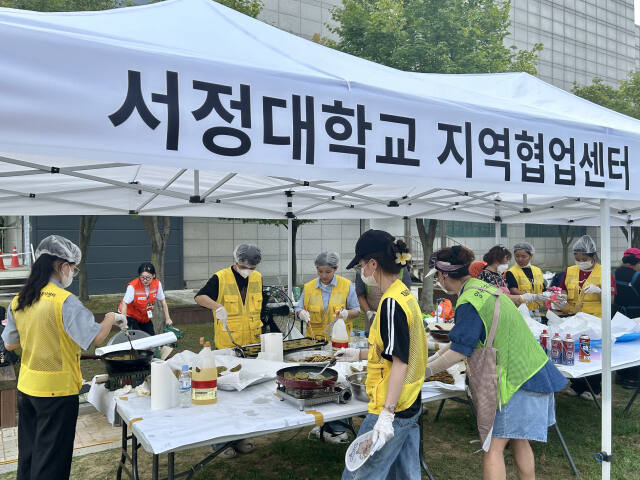 10일 양주시 문화예술회관에서 지역 독거노인을 위한 전 만들기 봉사에 나선 서정대 SJ자원봉사단원들이 전을 부치며 문화체험을 하고 있다. 서정대 제공