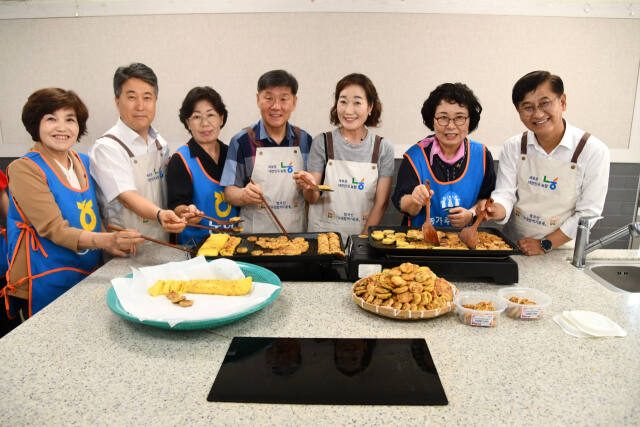 농협중앙회 경기본부와 (사)농가주부모임경기도연합회가 11일 찬찬찬(찬饌贊) 추석맞이 밑반찬 나눔 행사를 진행했다. 농협중앙회 경기지역본부 제공