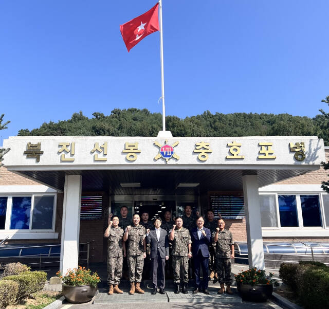 11일 홍지선 남양주시 부시장은 와부읍 제7포병여단을 방문해 위문금을 전달하고 군 장병들을 격려했다. 남양주시 제공