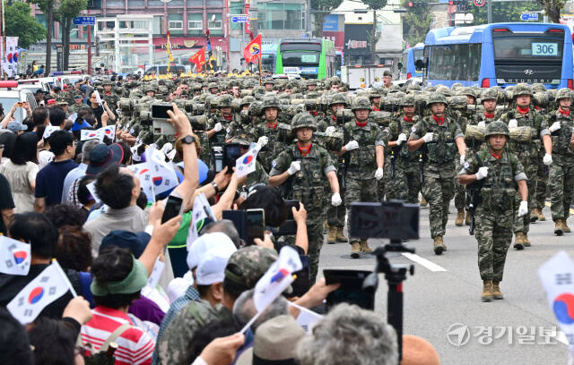 제74주년 인천상륙작전 기념 시가행진'이 열린 11일 인천 중구 유동삼거리 인근에서 해병대 2사단 장병들이 행진하고 있다.