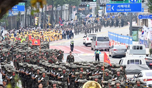 제74주년 인천상륙작전 기념 시가행진'이 열린 11일 인천 중구 유동삼거리 인근에서 해병대 2사단과 육군 17사단, 주한 미국 해병대 장병들이 행진하고 있다.