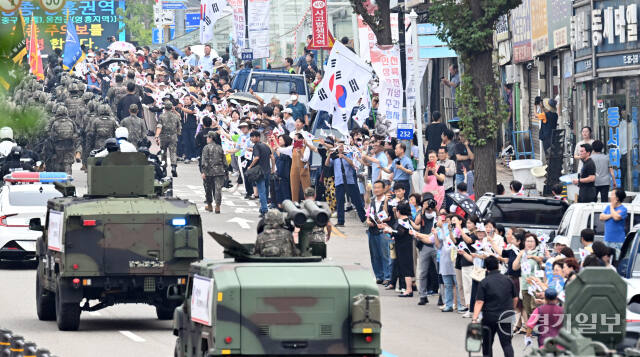 제74주년 인천상륙작전 기념 시가행진'이 열린 11일 인천 중구 유동삼거리 인근에서 시민들이 태극기를 흔들며 17사단 기갑차량 행진에 환호하고 있다.