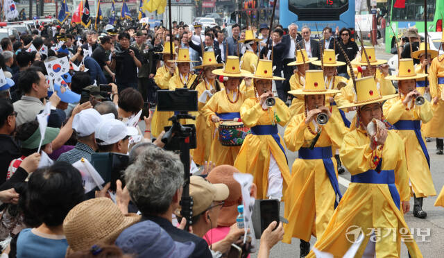 제74주년 인천상륙작전 기념 시가행진'이 열린 11일 인천 중구 유동삼거리 인근에서 취타대가 행진하고 있다.