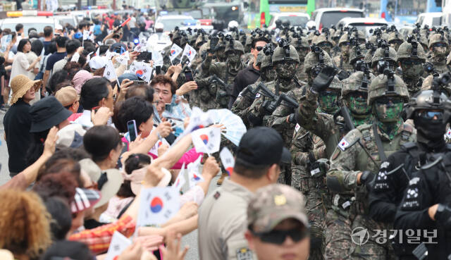 제74주년 인천상륙작전 기념 시가행진'이 열린 11일 인천 중구 유동삼거리 인근에서 육군 17사단 장병들이 행진하고 있다.