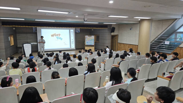 11일 오후 용인시 수지구 상현동 새빛초등학교 도서관에서 전민걸 그림책 작가가 학생들에게 강연을 진행하고 있다. 새빛초등학교 제공