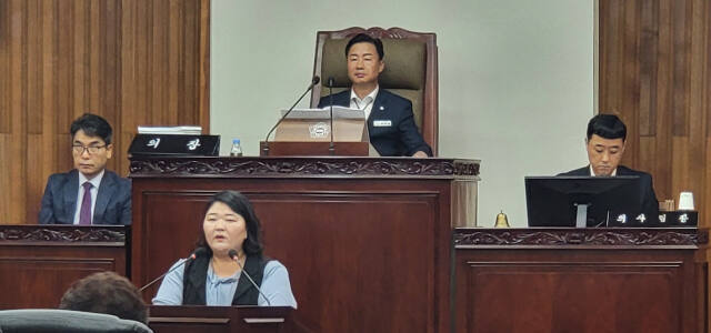 여주시의회 제71회 임시회에서 진선화 의원이 자유발언을 통해 ‘친환경 소재 현수막 사용과 폐현수막 재활용 활성화’를 촉구하고 있다. 유진동기자