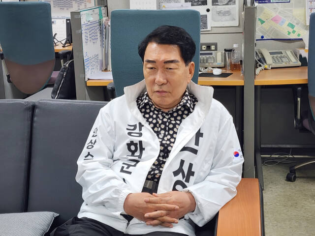 안상수 전 인천시장은 12일 인천 남동구 인천시청 기자실을 찾아 오는 10월16일 치러지는 강화군수 보궐선거에 무소속으로 출마하겠다고 밝혔다. 이병기기자