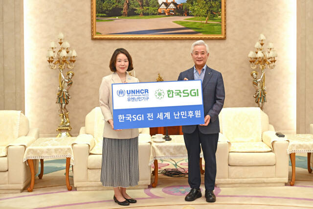 김인수 한국SGI 이사장(사진 오른쪽)이 12일 서울 구로구 한국SGI 본부동에서 김새려 유엔난민기구 한국대표부 대표에 우크라이나 난민 돕기 구호 성금을 전달하고 있다.