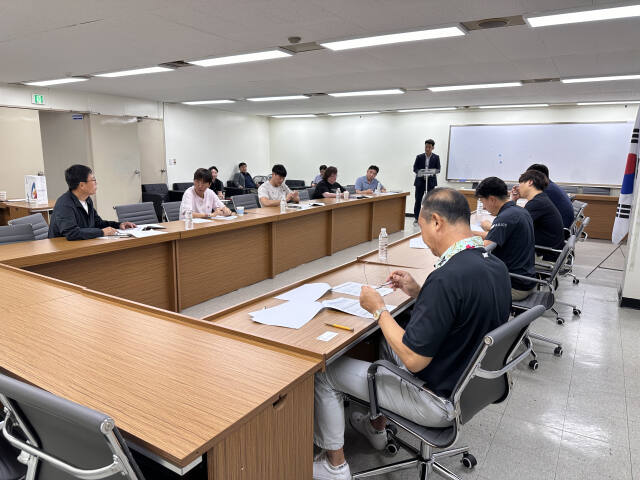 12일 경기도체육회관 종목단체 회의실에서 열린 제105회 전국체육대회 대비 경기도청 직장운동경기부 지도자 정담회서 경기도체육회 관계자들과 지도자들이 대화를 나누고 있다.경기도체육회 제공