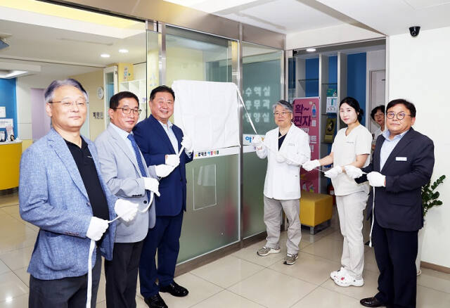김경일 파주시장, 유윤종 로데오소아청소년과의원 원장 등이 참석한 가운데 달빛어린이병원 현판식을 가졌다. 파주시 제공