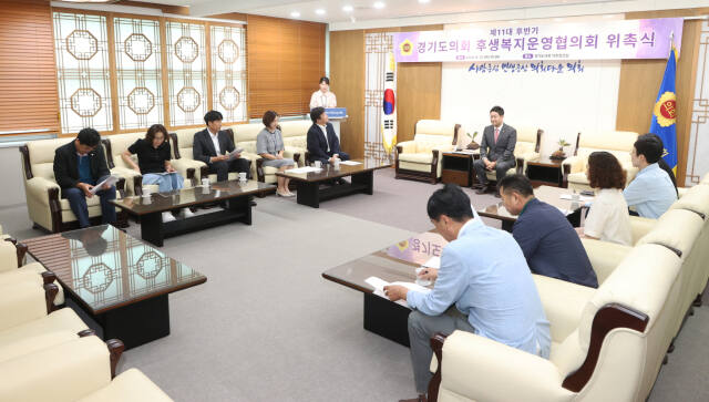 김진경 경기도의회 의장(가운데)이 제11대 경기도의회 후반기 후생복지운영협의회 위원 위촉식에서 위원들과 대화를 나누고 있다. 경기도의회 제공.