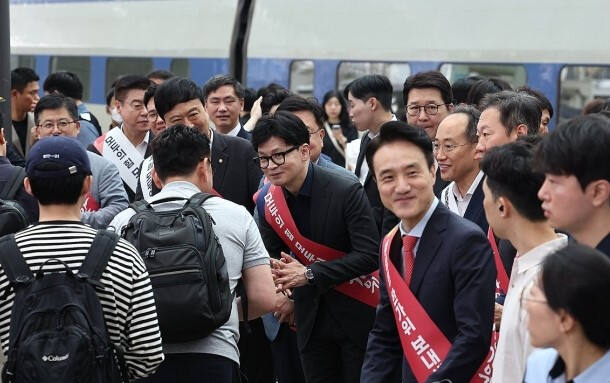 13일 오전 서울 용산구 서울역에서 국민의힘 한동훈 대표가 추석 귀성 인사를 하고 있다. 연합뉴스