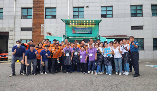 연천군 정신건강복지센터 부설 연천군자살예방센터 회원들이 자원봉사활동 단체(Re-start) 자살예방의 날 기념 행사 봉사를 펼친 뒤 기념촬영을 하고 있다. 연천군 정신건강복지센터 부설 연천군자살예방센터 제공