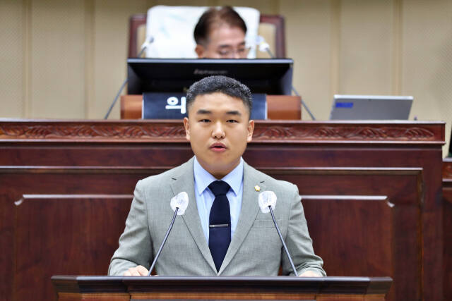 제306회 의왕시의회 임시회가 열린 13일 한채훈 의원이 5분 발언을 하고 있다. 의왕시의회 제공