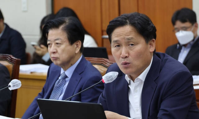 더불어민주당 김영진 의원(오른쪽).