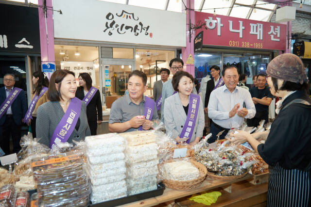 13일 오후 용인특례시 처인구 용인중앙시장을 찾은 유진선 용인특례시의회 의장(왼쪽 세 번째),이창식 부의장(왼쪽 두 번째)을 비롯해 시의원들이 상인들에게 명절 인사를 건네고 있다. 용인특례시의회 제공