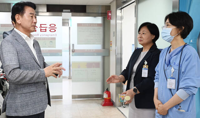 김동근 시장이 경기도의료원 의정부병원을 방문해 의료진과 이야기하고 있다. 의정부시 제공