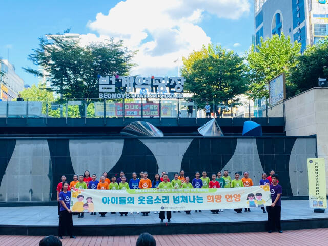 안양시립소년소녀가 범계역 광장에서 찾아가는 음악회를 열었다. 윤현서 기자