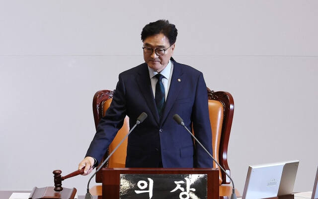 우원식 국회의장이 12일 오후 국회 본회의장에서 열린 교육·사회·문화 분야 대정부질문을 시작하고 있다. 연합뉴스