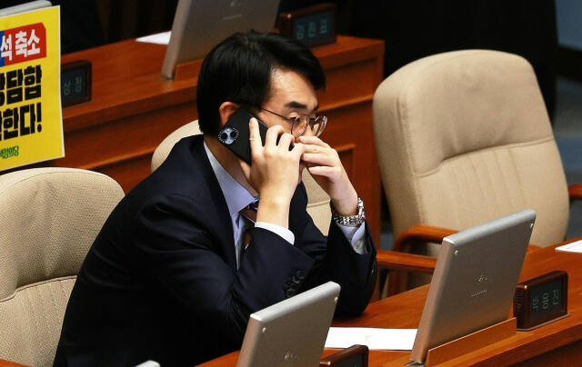 더불어민주당 박용진 의원이 지난 2월 29일 국회에서 열린 본회의에서 통화하고 있다. 연합뉴스