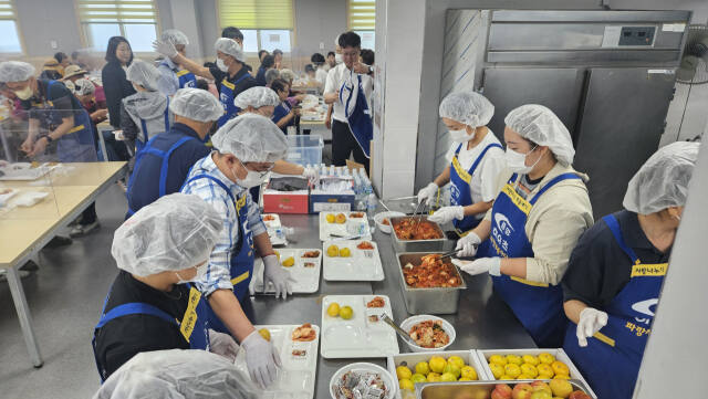 중앙건설 봉사단 ‘파랑새’ 회원들이 강화군노인복지관을 찾아 배식 봉사활동을 하고 있다. 장민재 기자