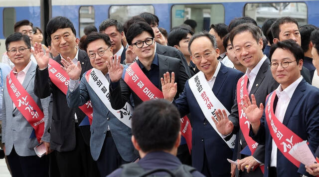 13일 오전 서울역에서 국민의힘 한동훈 대표와 추경호 원내대표 등 위원들이 추석 귀성 인사를 하고 있다. 연합뉴스