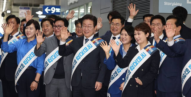 더불어민주당 이재명 대표 의원들이 13일 오전 서울 용산역에서 추석 귀성 인사를 하고 있다. 연합뉴스