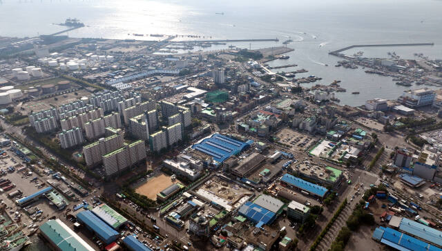 인천시가 ‘항동7가 연안부두 일원 도시공간과 도시재생활성화 계획 수립 용역’을 미추진하기로 결정했다. 사진은 19일 인천종합어시장 인근 도시재생 활성화 계획구역. 조병석 기자