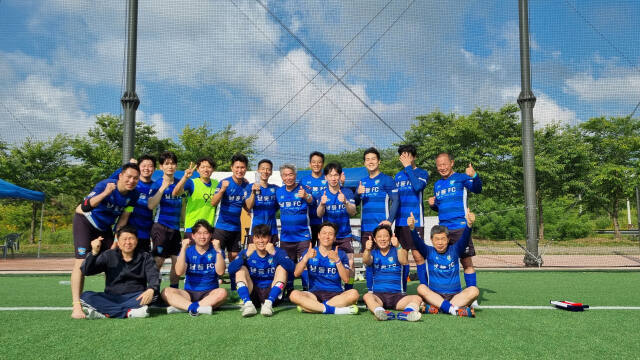 인천경찰청 축구동호회장배 축구대회에서 우승한 남동경찰서팀이 기념촬영을 하고 있다. 남동경찰서 축구동호회 제공