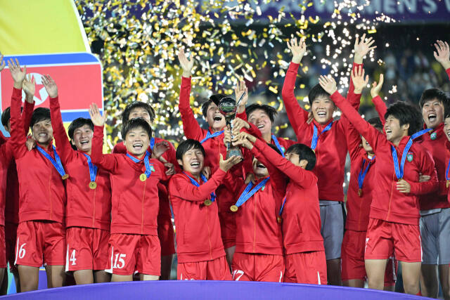 23일 콜롬비아 보고타의 에스타디오 네메시오 카마초에서 벌어진 2024 FIFA U-20 여자 월드컵 결승전서 일본을 1대0으로 꺾고 우승한 북한 선수들이 우승트로피를 들고 환호하고 있다.AFP=연합뉴스