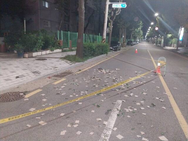 지난 22일 저녁 인천 동구 송림동 한 병원 인근에 북한이 보낸 쓰레기(오물) 풍선 잔해물이 떨어져 도로가 통제된 모습. 인천소방본부 제공