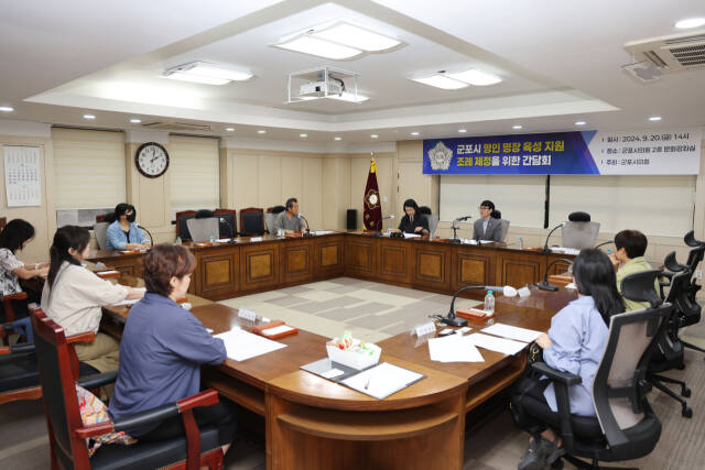군포시의회에서 지역 공예문화협회 임원진 등을 초청해 예술인 지원 제도 강화를 위해 의원 발의 준비 중인 조례안 2건을 설명하고 의견을 수렴하고 있다. 군포시의회 제공