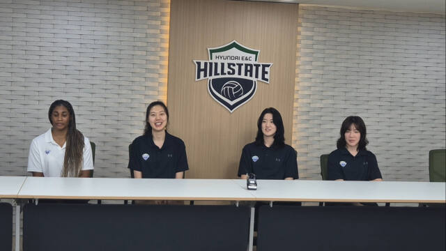 23일 열린 수원 현대건설의 새 시즌 기자간담회서 (왼쪽부터) 모마, 양효진, 이다현, 고민지가 각오를 밝히고 있다.임창만 기자