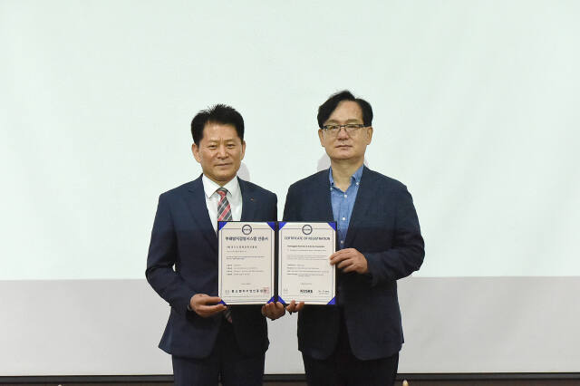 23일 열린 경기도경제과학진흥원 광교 비전실에서 열린 부패방지경영시스템 인증서 수여식을 통해 강성천 경과원장(오른쪽), 엄진엽 중소벤처기업인증원장이 기념촬영을 하고 있다. 경과원 제공