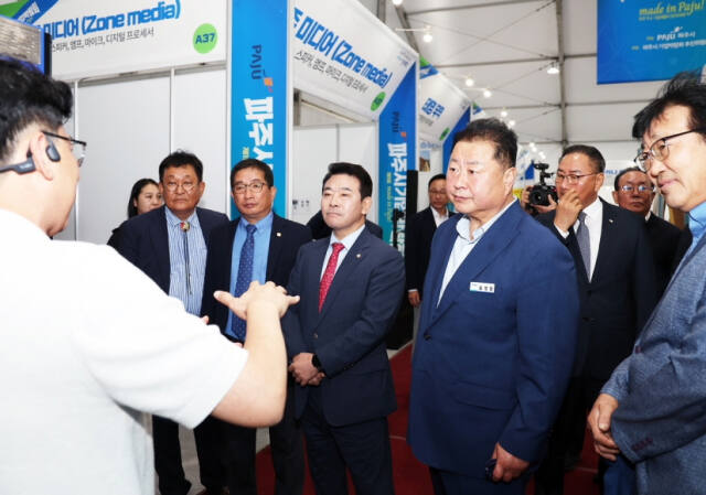 파주시 ‘2024 제1회 파주시 기업박람회’가 성황리에 임진각에서 성황리에 개최됐다. 사진은 행사장에 마련된 부스에서 설명을 듣고 있는 김경일 파주시장(오른쪽 두번째)과 참석인사들. 파주시 제공