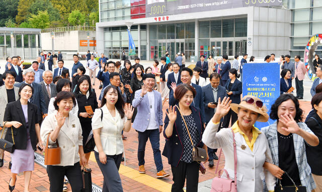 지난 22일 열린 하나님의교회 세계복음선교협회 설립 60주년 기념 ‘메시아오케스트라 희망콘서트’에 참여한 관람객들이 인사를 하고 있다.