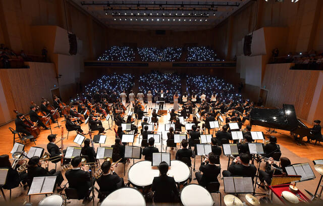 지난 22일 양아람누리 아람음악당에서 열린 하나님의교회 세계복음선교협회 설립 60주년 기념 ‘메시아오케스트라 희망콘서트’ 공연 모습. 하나님의 교회 제공