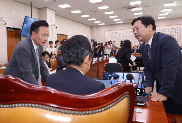 23일 국회에서 열린 법제사법위원회에서 정청래 위원장과 국민의힘 간사인 유상범 의원(왼쪽), 더불어민주당 간사인 김승원 의원이 대화를 하고 있다. 연합뉴스