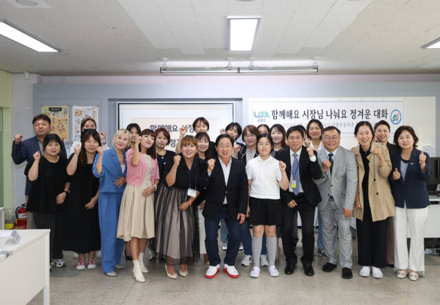 23일 주광덕 남양주시장이 송라초등학교 학생 및 교육공동체 관계자들과 함께 정담회에서 기념촬영을 하고 있다. 남양주시 제공