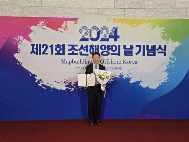 정준모 인하대 조선해양공학과 교수가 산업통상자원부 장관 표창을 받고 기념촬영을 하고 있다. 인하대 제공